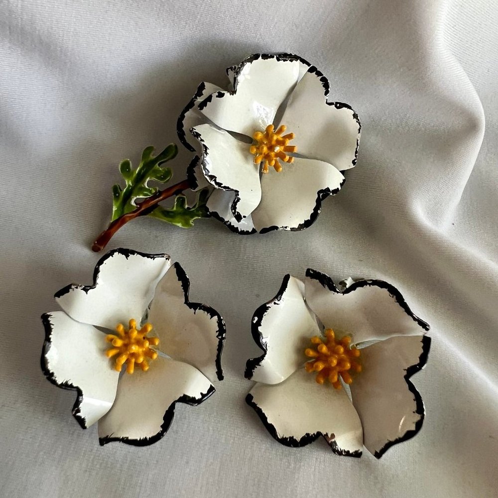 Vintage White Black Enamel Flower Brooch Clip On Earring Estate Jewelry Set
